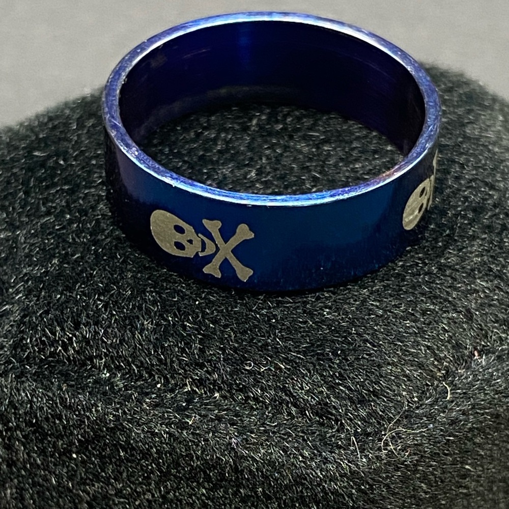 Item 72 Blue Skull & Crossbones
Stainless Steel Band Ring Sz 9.5